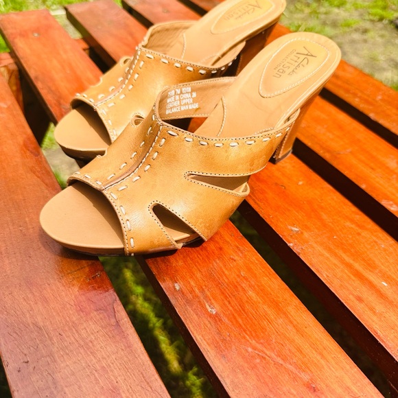 Clark’s Artisan Collection Bohemian Tan Sandals With Small Heel Women’s SZ 5.5 - Picture 4 of 9